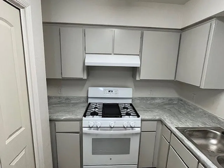 1005 N Divisadero St — Photo 6