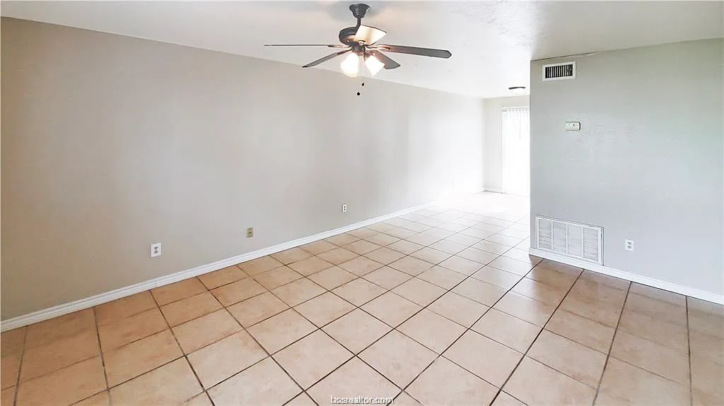 2 bed, 4176 sqft, $950 — Photo 2