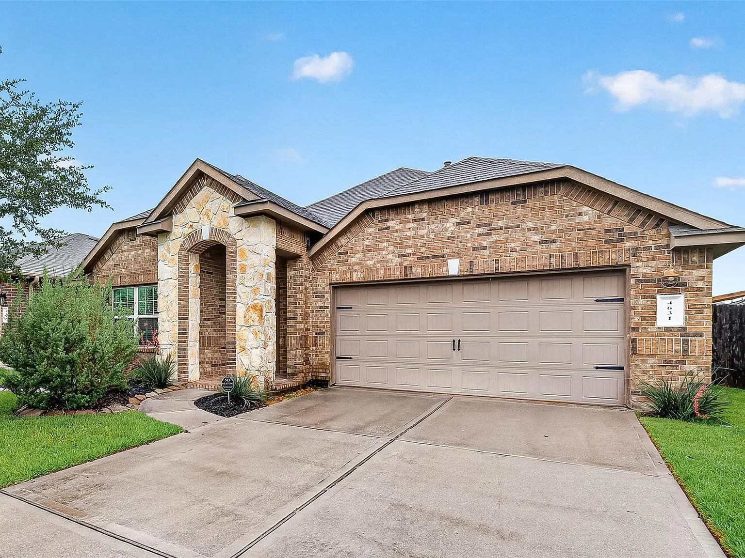 4 bed, 2.0 bath, 1969 sqft, $2,300 — Photo 3