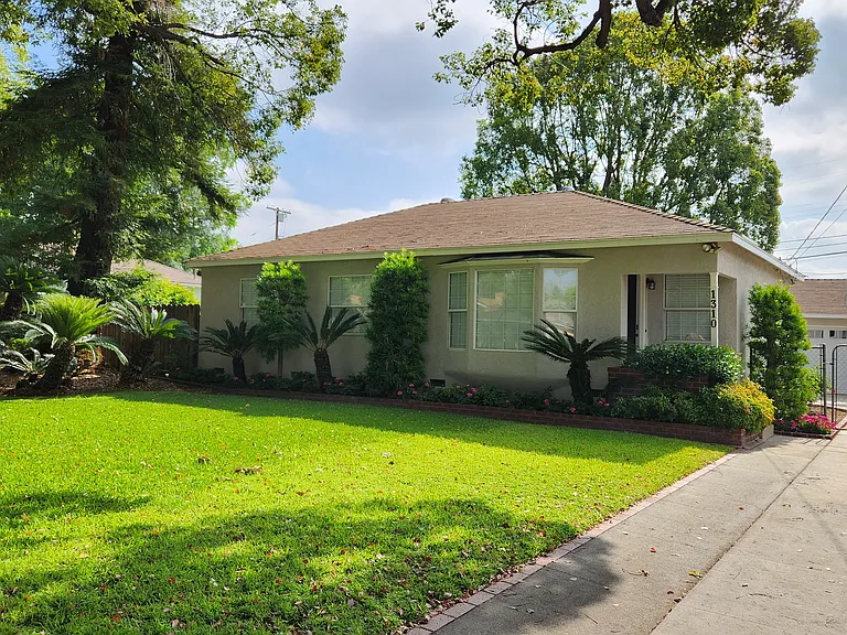 1310 Mayflower Ave — Photo 1