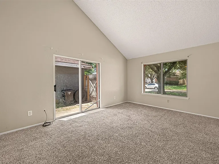 1818 Foxlake Dr — Photo 4