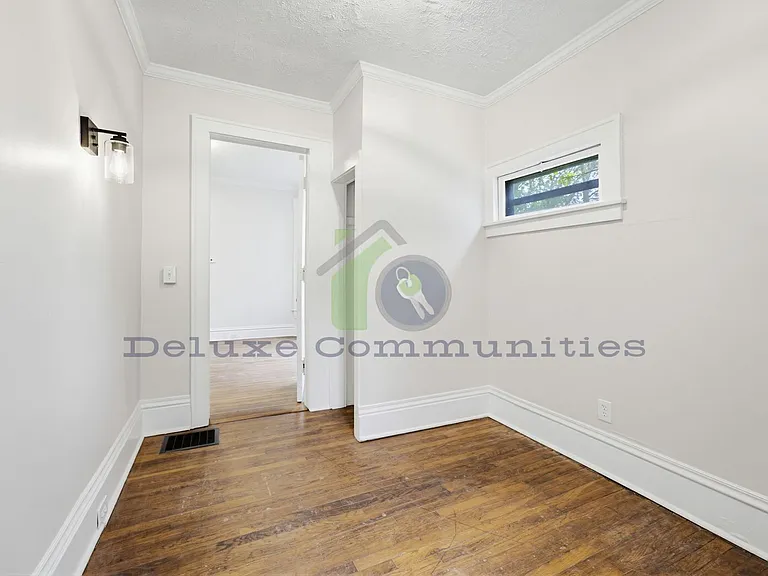 410 Eastern Ave SE — Photo 23