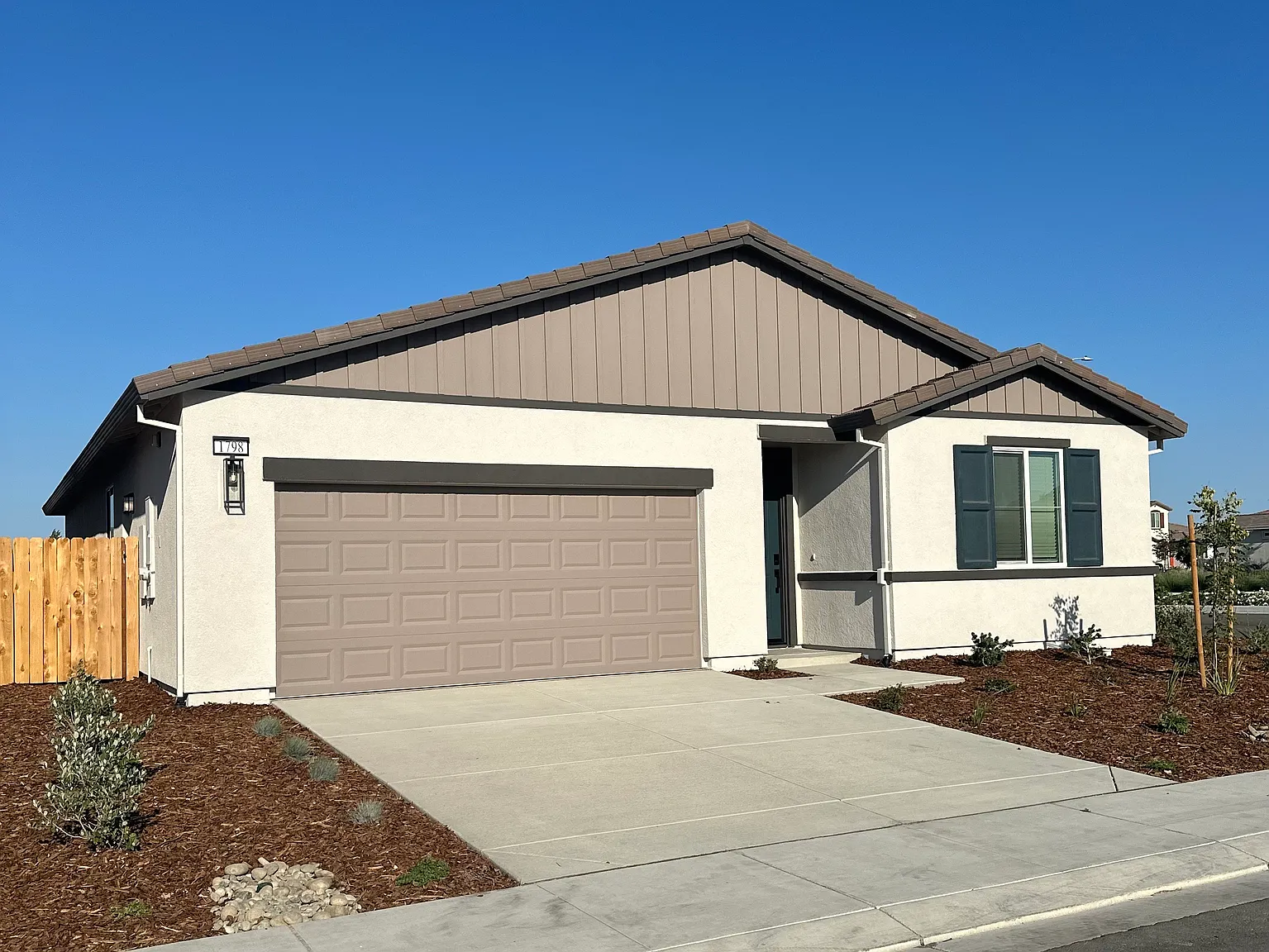 1798 Skagway Ave photo 1
