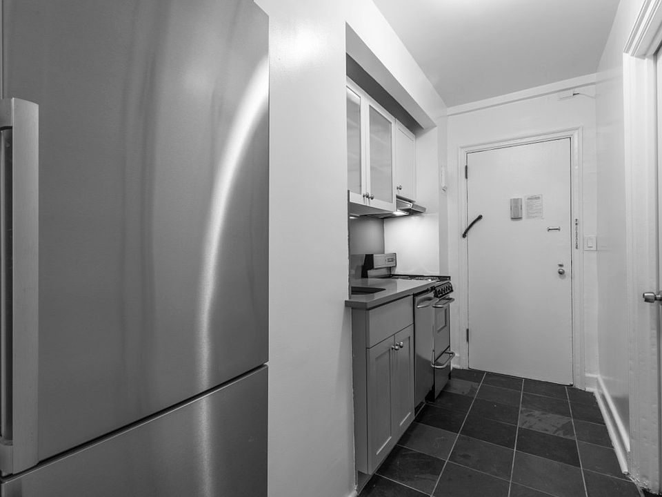 1st image of 307 E 44th St APT 919