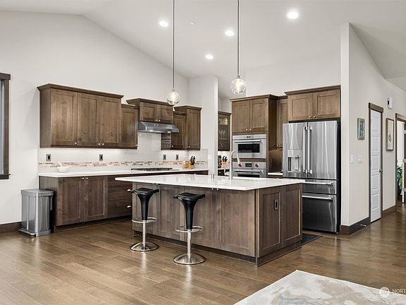 5th image of 6411 196th Drive NE