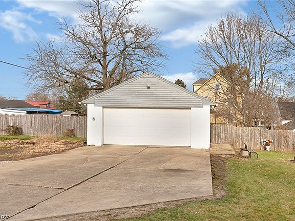 4th image of 1662 Bancroft Ave