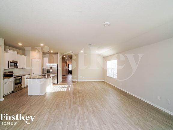 4th image of 2704 La Mundial St