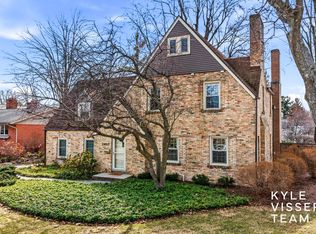 2460 Oakwood Dr SE, East Grand Rapids, MI