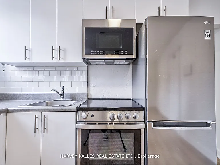 1046 Bathurst St #2 — Photo 16