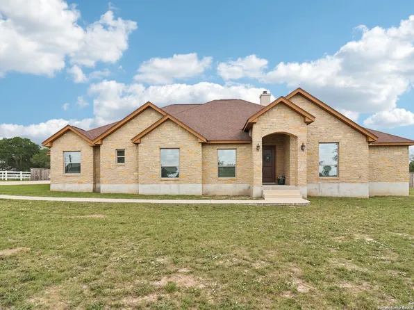 164 Abrego Lake, Floresville, TX 78114