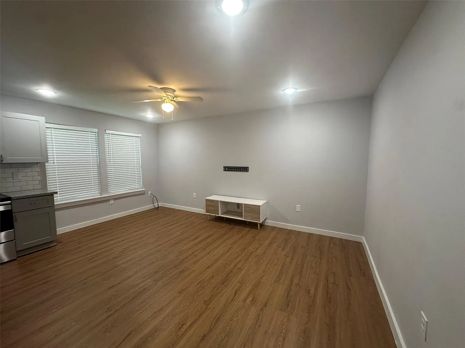 3 bed, 2.0 bath, 2320 sqft, $1,300 — Photo 3