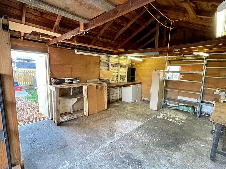 2425 Queen St — Photo 25