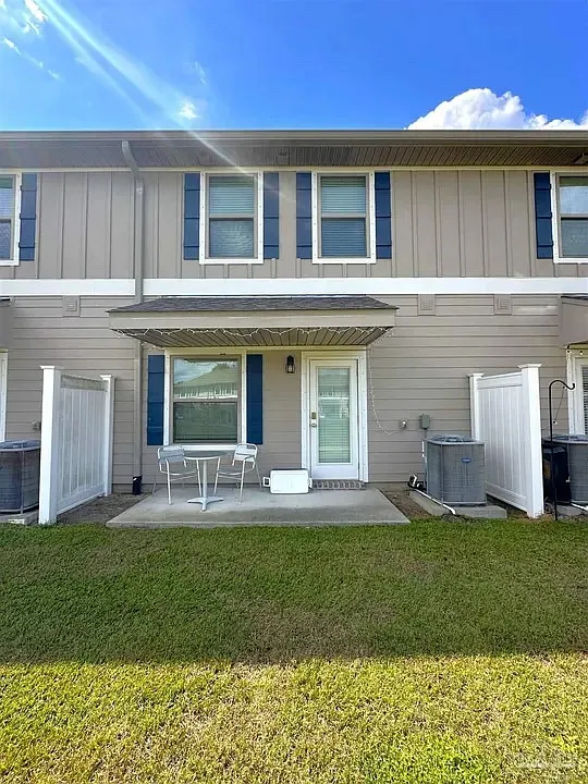 3 bed, 2.5 bath, 1537 sqft, $2,400 — Photo 2