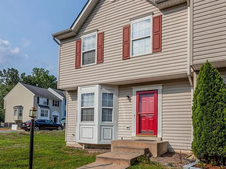 101 Bridgewood Ct — Photo 1