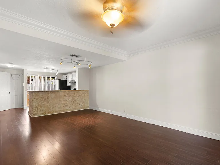 2521 NE 15th St — Photo 12