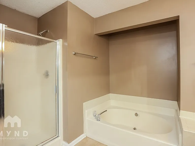 2574 Overlake Dr — Photo 14