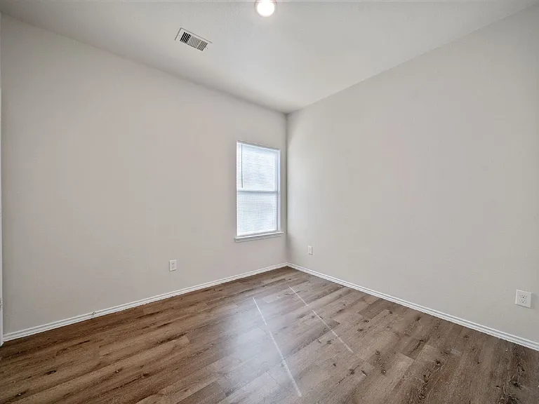 403 E Avenue G — Photo 13