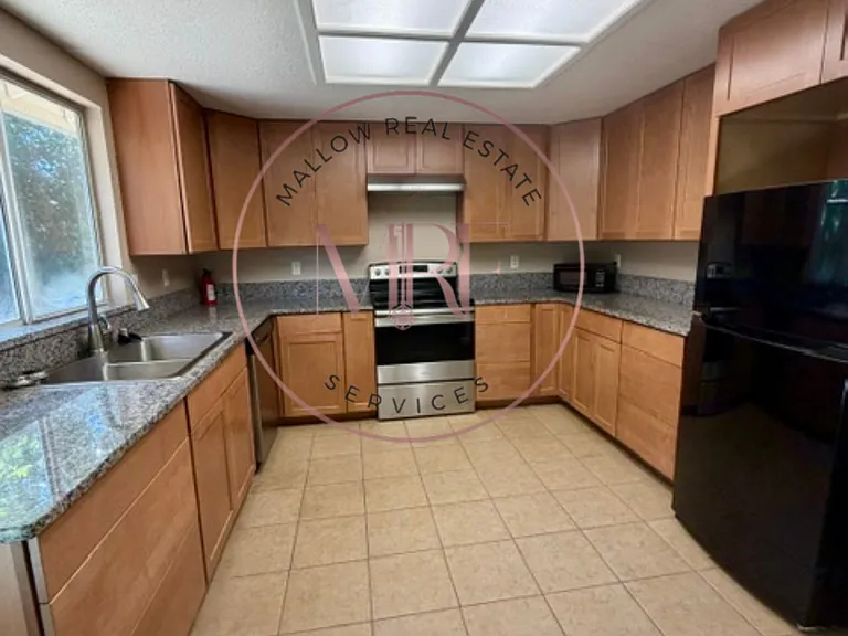 1700 Brookglen Dr — Photo 4