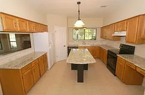 211 Thomas Oaks Dr — Photo 3