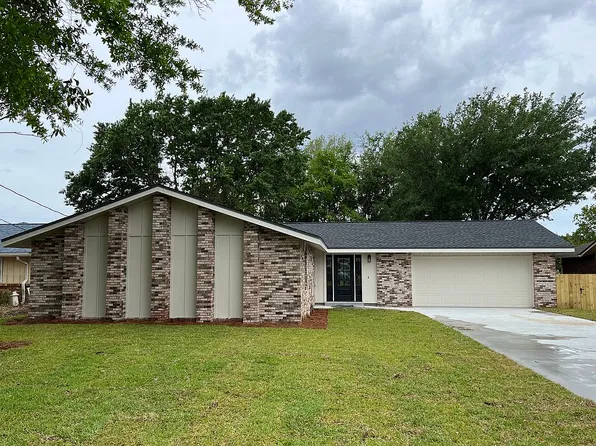 36 Lakeview Dr, Mary Esther, FL 32569