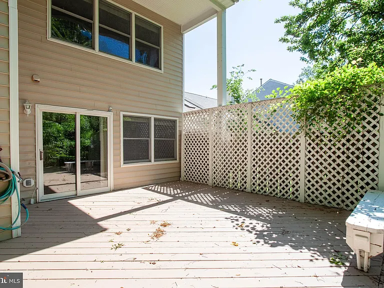 207 Southampton Ct — Photo 18