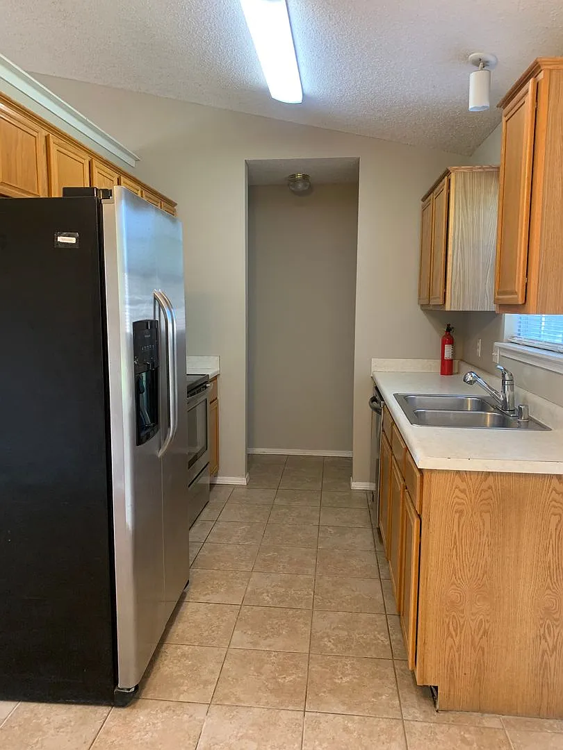 3 Bedroom 2 Bath home, with large fenced backyard and 2 car garage — Photo 4