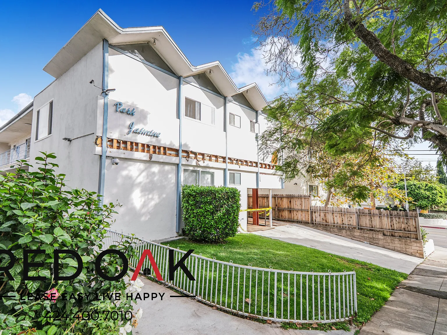 Cozy 2-Bed with Two Parking Spaces Included, Walk-in Closet, and Hardwood Floors ~ In Palms! — Photo 2