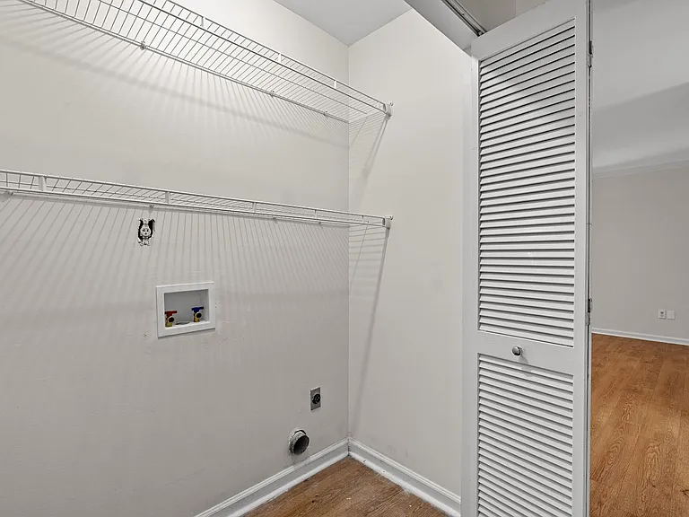 811 Bedford Park — Photo 16