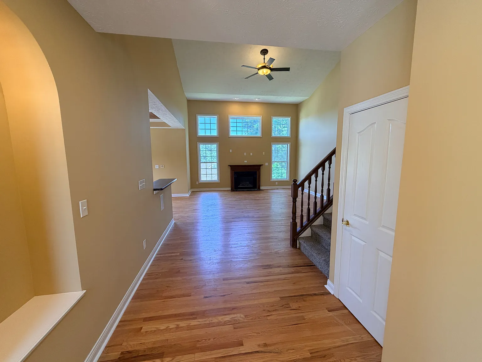 6 bed, 3.5 bath, 6647 sqft, $5,900 — Photo 3
