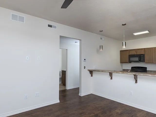 1100 S Market Ave — Photo 15