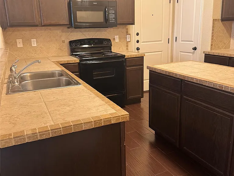 1112 Brendon Lee Ln — Photo 9