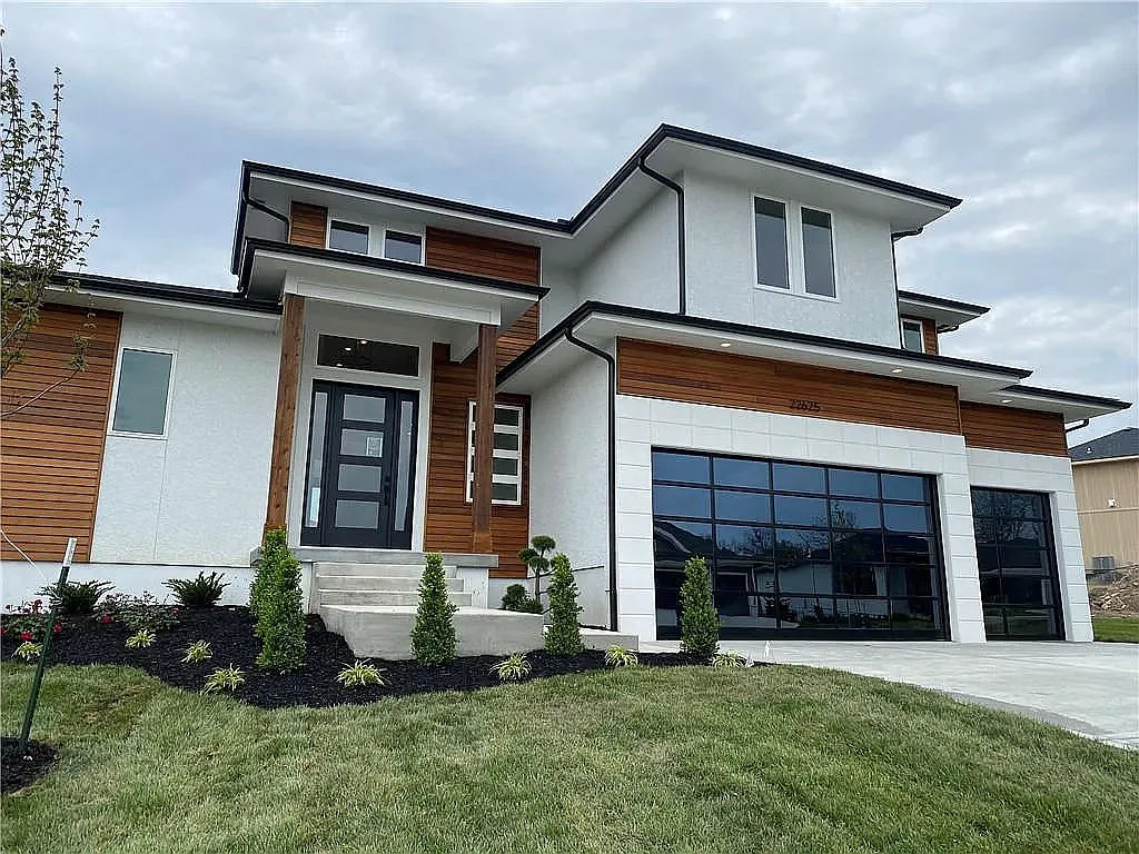 5 bed, 2788 sqft, $5,200 — Photo 1