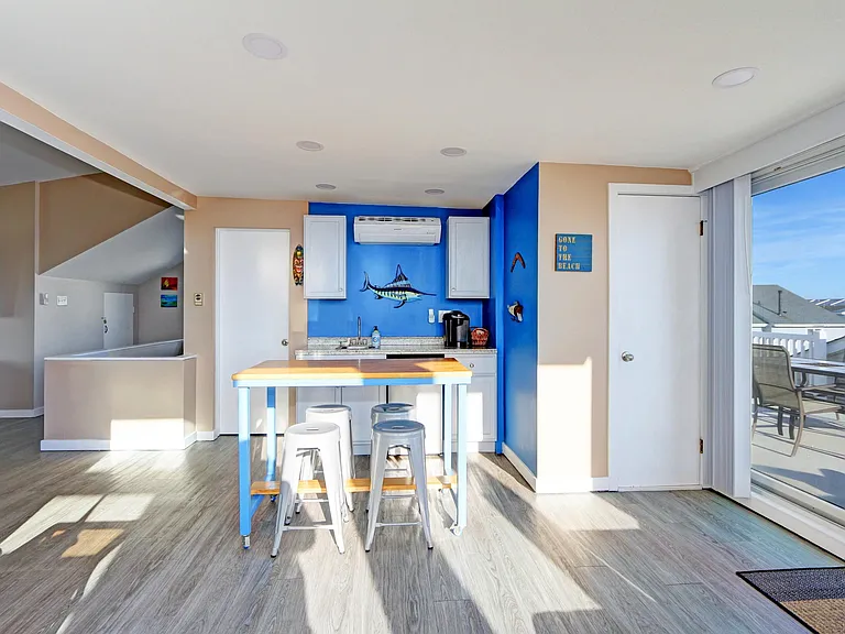 300 Beach Ave E — Photo 11