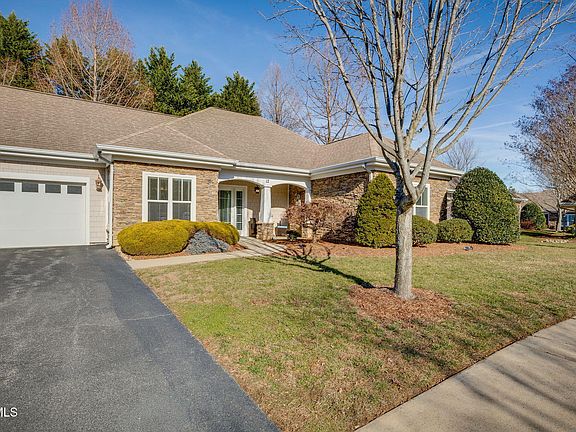 4th image of 211 University Pkwy #12