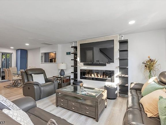 3rd image of 603 Lincoln Park
