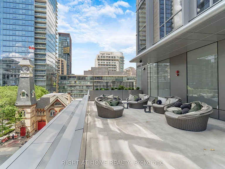 11 Yorkville Ave #2113 — Photo 22