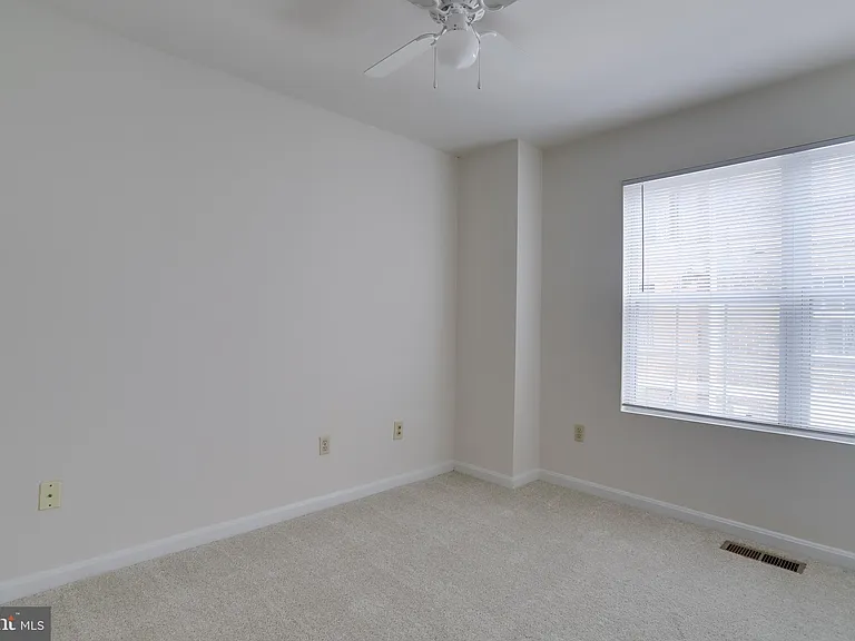 3050 S Glebe Rd — Photo 36