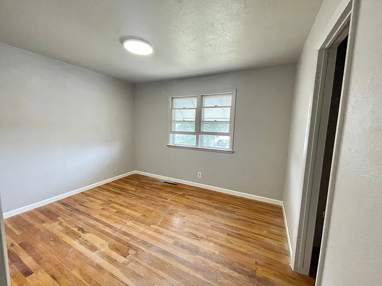 1604 S Kenwood St — Photo 12