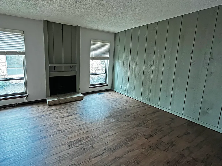 5714 E 33rd Ct — Photo 3