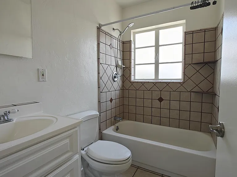 2260 E Spring St — Photo 13
