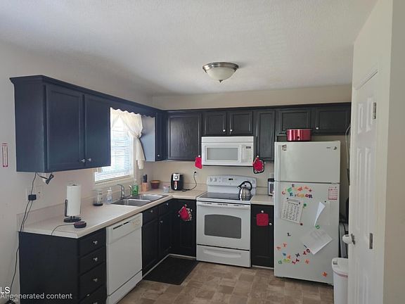 3rd image of 2207 N Oak Ridge Blvd