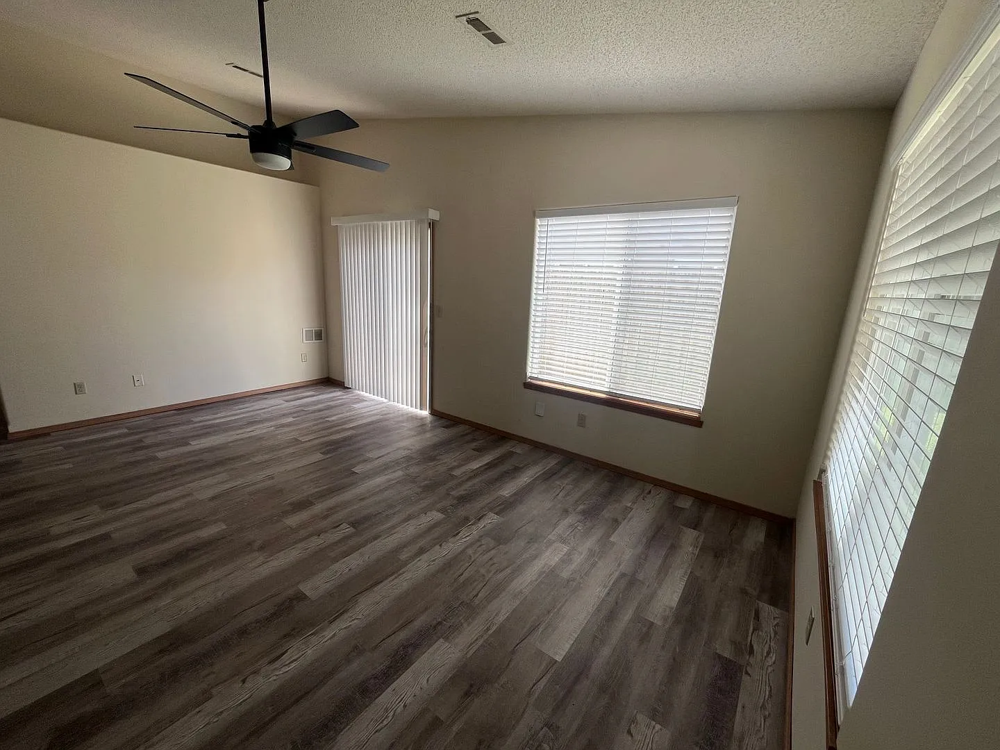 1309-1323 W Lotus — Photo 3