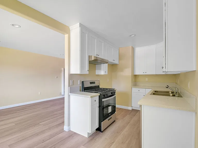 1070 W Kensington Rd #2 — Photo 1