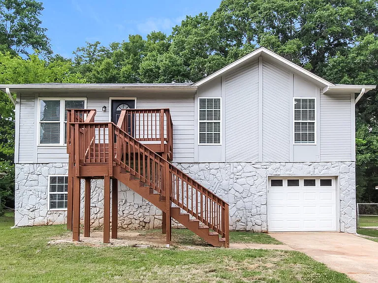 428 Willow Ln — Photo 1