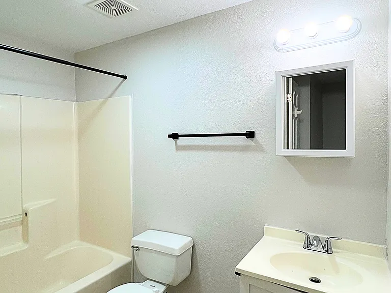 Willow Tree Apartments — Photo 21