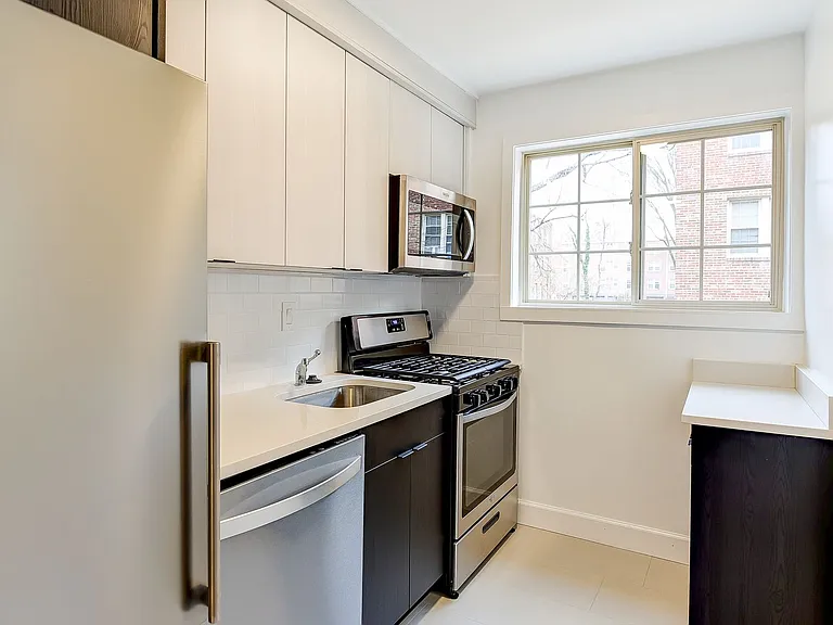 Elevated Northwest DC Living at The Pinnacle — Photo 20