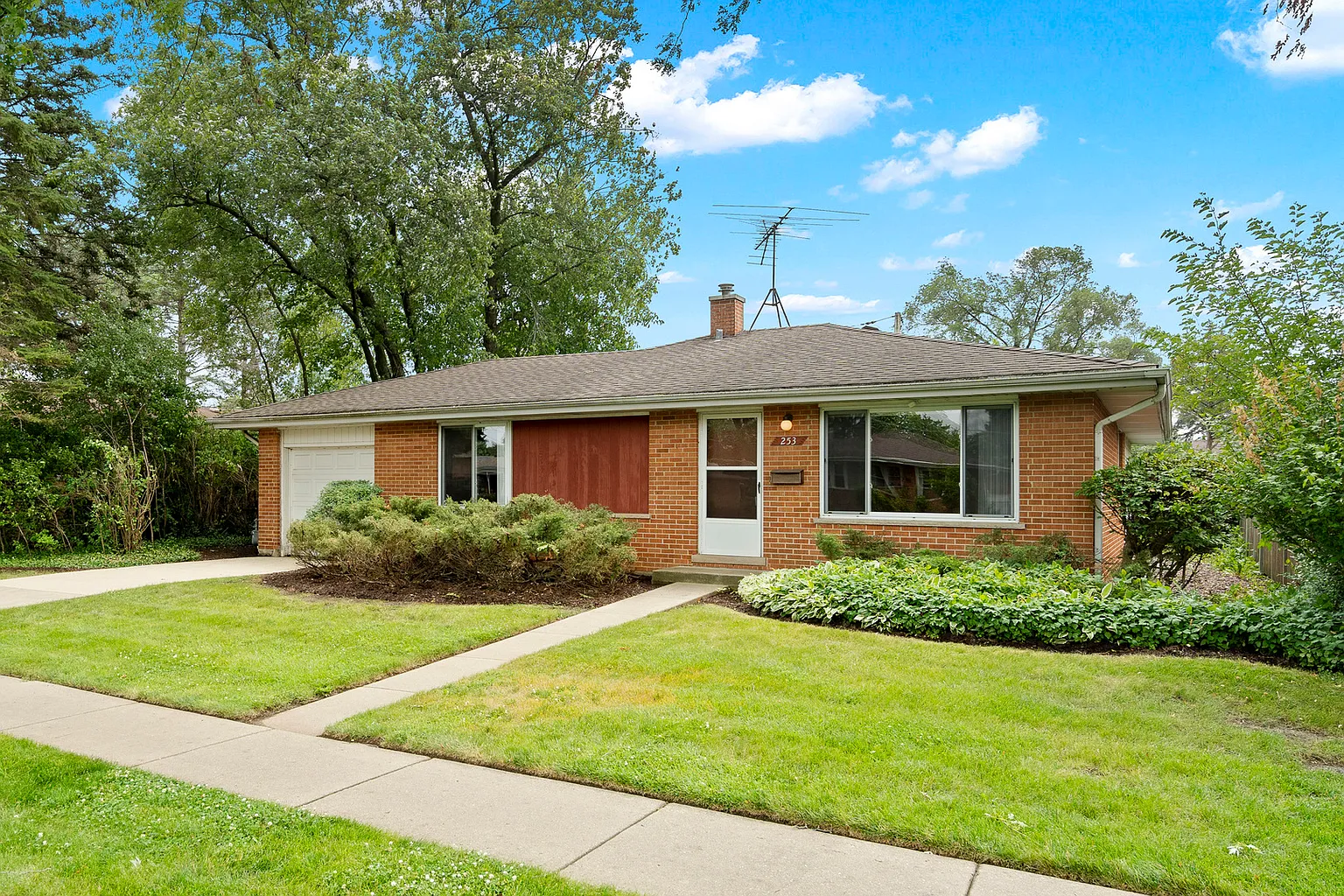 253 E Jeffery Ave photo 1