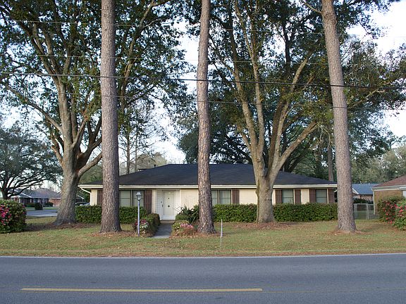 2nd image of 406 Holiday Dr