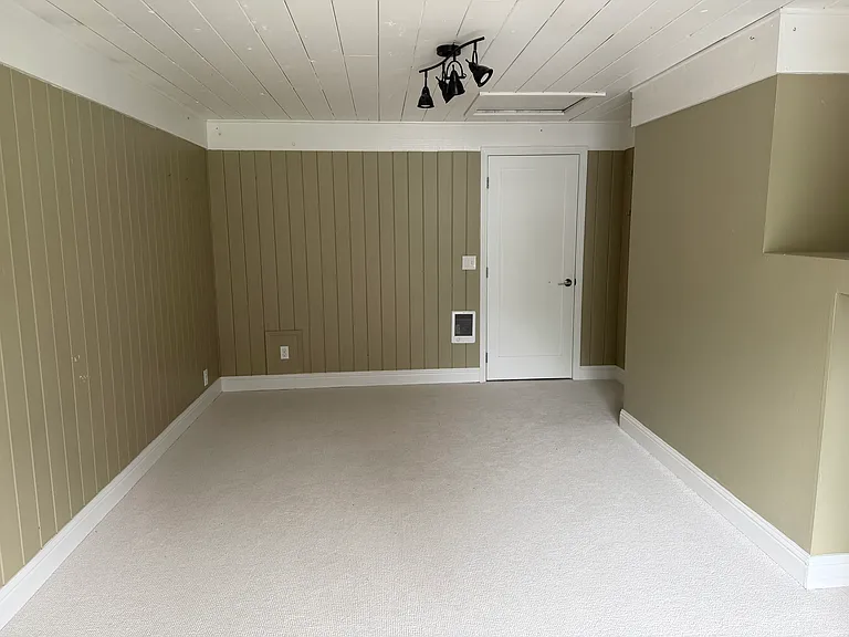 master bedroom with en-suite 3/4 bathroom