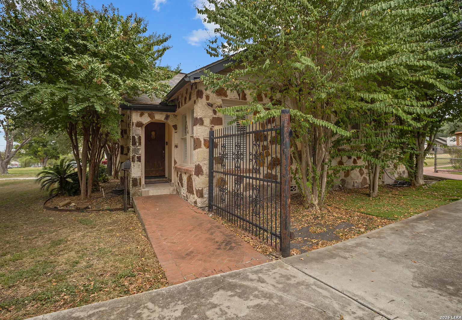 3 bed, 1.0 bath, 1656 sqft, $1,800 — Photo 4